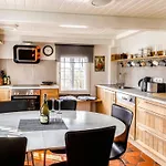 別荘 Reetdachhaus Inmitten Von Wiesen Und Feldern By Interhome *