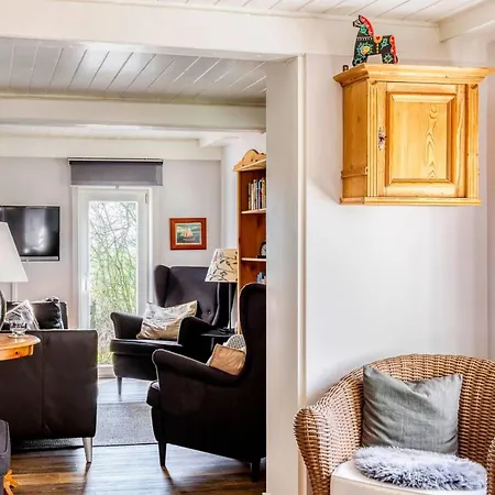 Reetdachhaus Inmitten Von Wiesen Und Feldern By Interhome 別荘