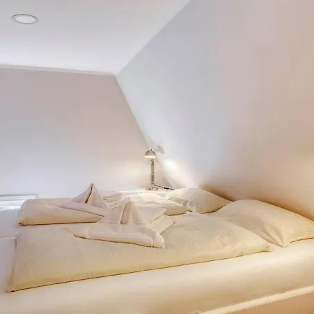 Reetdachhaus Inmitten Von Wiesen Und Feldern By Interhome *