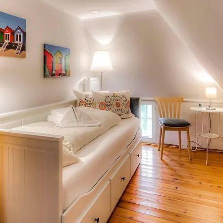 別荘 Reetdachhaus Inmitten Von Wiesen Und Feldern By Interhome *
