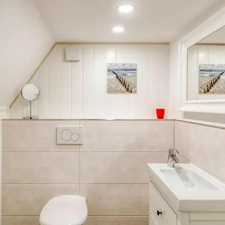 Reetdachhaus Inmitten Von Wiesen Und Feldern By Interhome